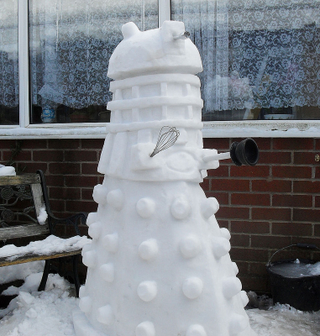 Illustration for article titled These geeky snowmen turn their yards into a weirder winter wonderland